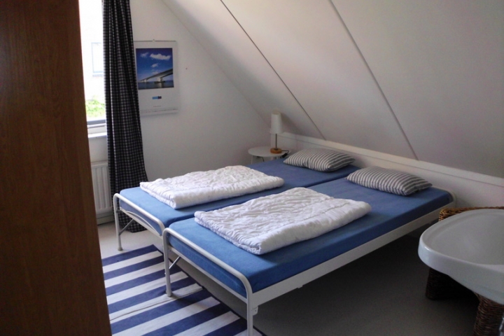 Blaues Schlafzimmer mit Waschbekken 
