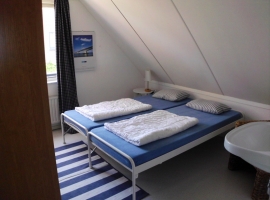 Blaues Schlafzimmer mit Waschbekken 