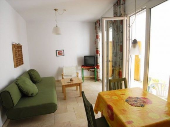 Ferienwohnungen im Patio Andaluz | Der Wohnraum vor dem Patio mit dem so gemütlichen Schlafsofa