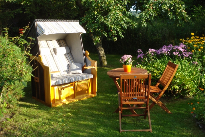 Garten mit Möbel für Gäste des Appartements