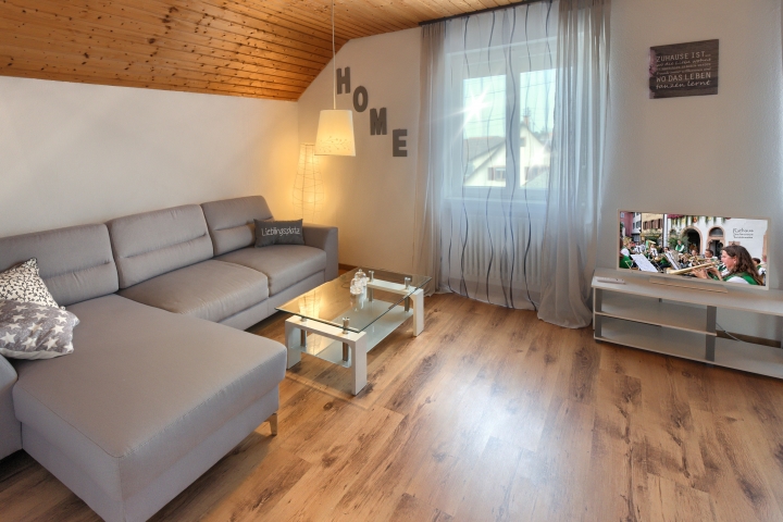 Schlafzimmer grau DG mit TV