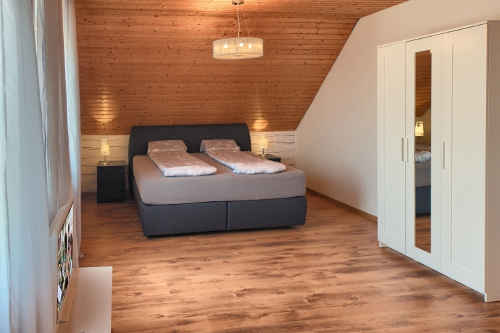 Schlafzimmer grau mit Boxspringbett DG