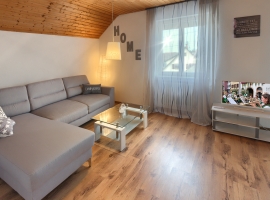 Schlafzimmer grau DG mit TV