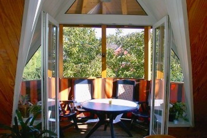 Fewo Huismann | Blick von der Küche auf den schönen Balkon mit Aussicht auf den herrlichen Naturgarten