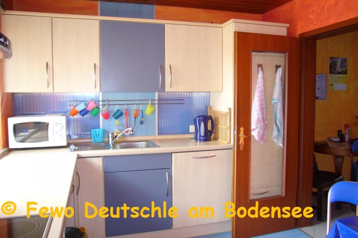 Komplett eingerichtete Küche mit Gefrierschrank und Geschirrspüler.