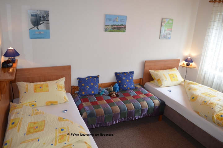Vorderer Schlafraum mit 3 Einzelbetten, bei Bedarf 1 Kinderbett, Ganzkörperspiegel, Abendsonne.