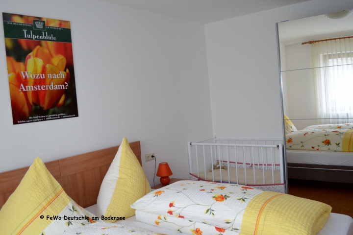 Hinterer Schlafraum mit Babybett und 1 Doppelbett auch als 2 Einzelbetten zu stellen, Morgensonne - alle Fenster haben Rollläden.