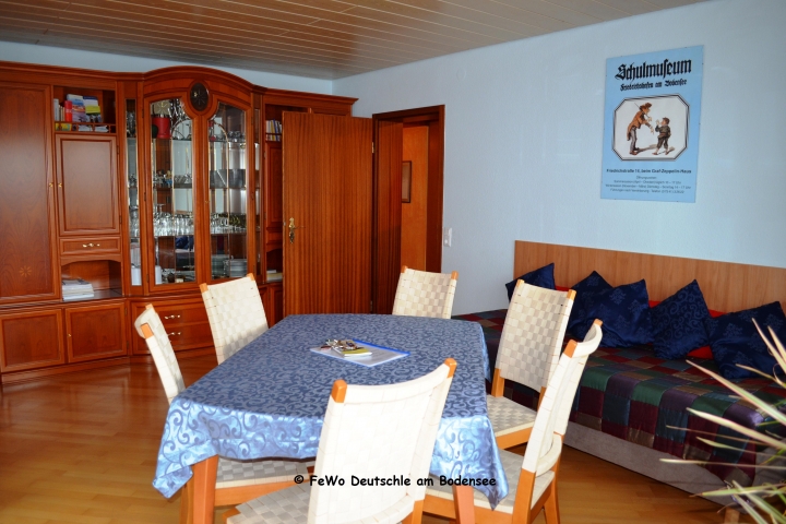 Der Eßtisch wird bei Bedarf vergrößert, in der Schrankwand finden Sie viele Bücher und Spiele. Bei gewünschten 3 Schlafzimmern steht hier 1 Boxsp