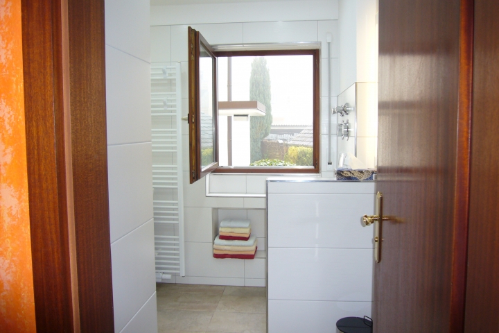 Bad mit 2. WC, ebenerdiger Dusche, Hand- und Kopfbrause, 2 beleuchtete Spiegel, Föhn, Duschhocker.