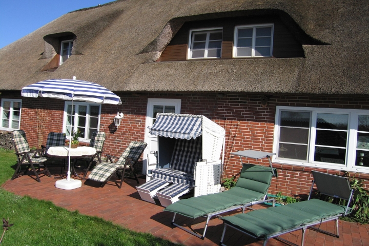 Ferienwohnung Nordwarft | Terrasse mit Gartenmöbeln