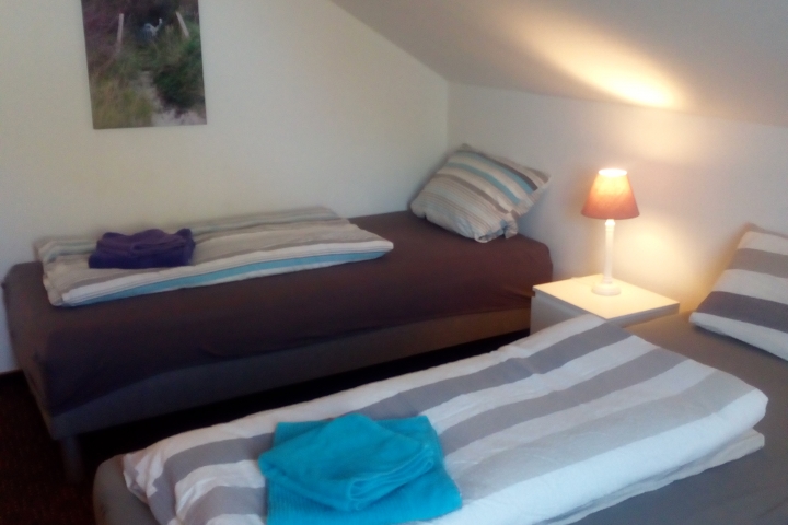 Schlafzimmer mit drei Boxspringbetten