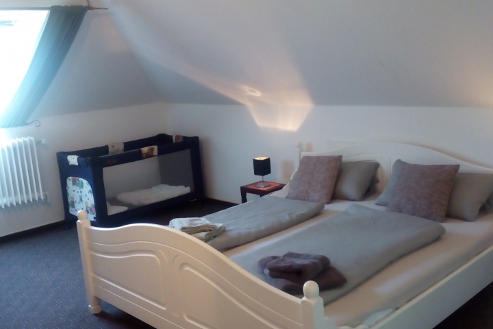 Schlafzimmer mit Doppelbett.