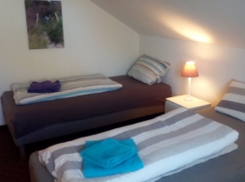 Schlafzimmer mit drei Boxspringbetten