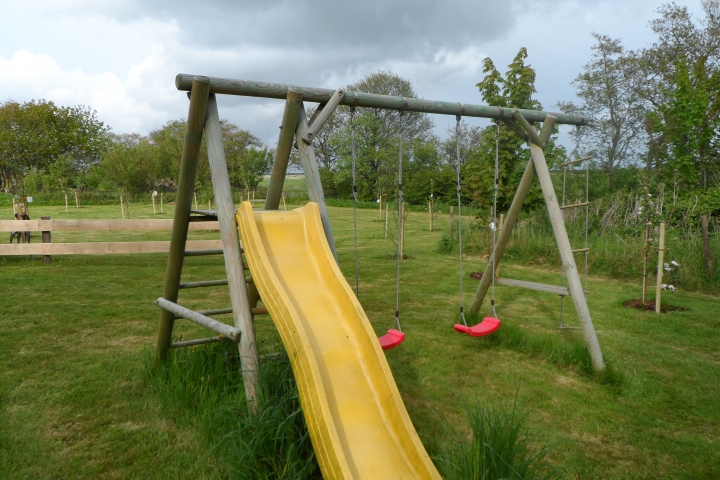 Ein Platz zum Spielen - mit Schaukel, Rutsche und Riesentrampolin