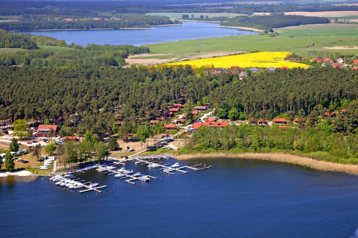 Mitten in der Müritzregion liegt die Ferienanlage Maribell, umgebene von zahlreichen Seen.