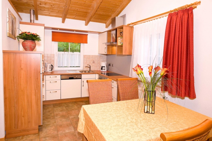 Ferienhäuser Ferienanlage Maribell | Beispielbilder Küche mit Essplatz