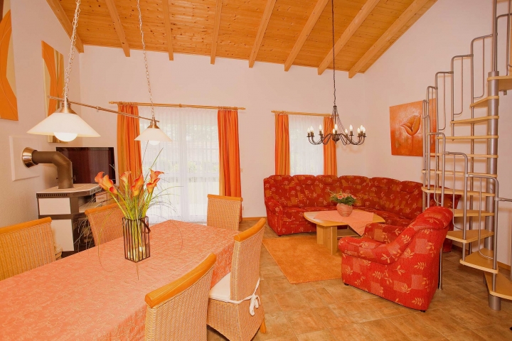 Ferienhäuser Ferienanlage Maribell | Beispielbilder Wohn-, Esszimmer mit Aufgang zum Schlafboden für die Kinder
