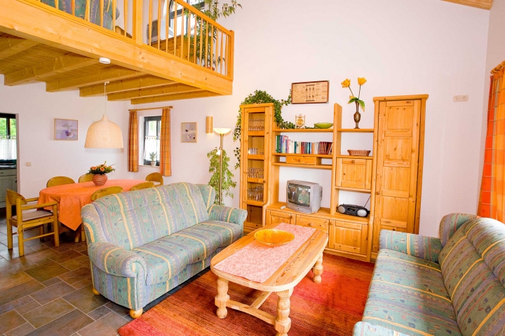 Wohn-, Esszimer mit Ausblick zur Empore