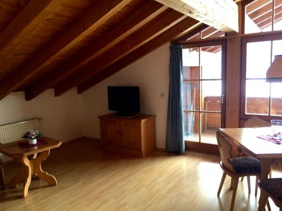 Haus Enzian Ferienwohnungen | Wohnbeispiel: Wohnzimmer mit Balkon und Essbereich