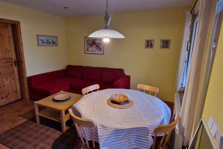 Wohnzimmer mit gemütlicher Couch