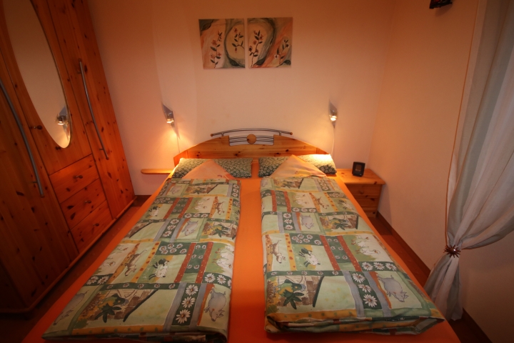 Schlafzimmer. Separates Kinderzimmer mit Etagenbett vorhanden.