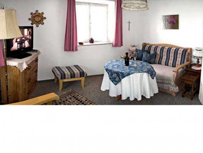 Wohnung A: Wohnzimmer mit Doppelbett-Couch und LCD-, Sat- TV