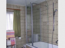 Wohnung B: Bad mit Duschwanne und WC