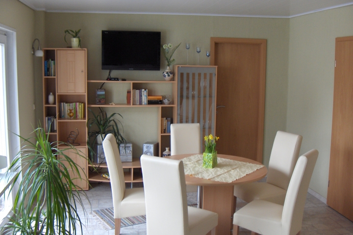 Ferienwohnungen im Haus Philipp | Wohnzimmer mit Essplatz, Tisch auch ausziehbar