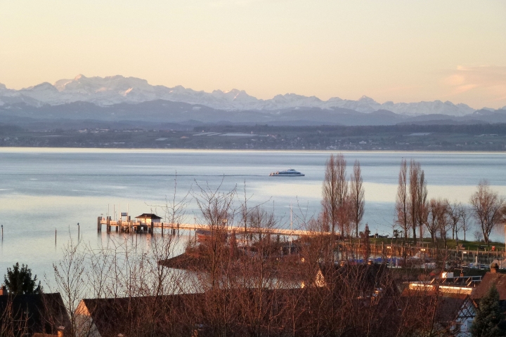 Der Katamaran verkehrt stündlich zwischen Friedrichshafen und Konstanz (Winterbild)