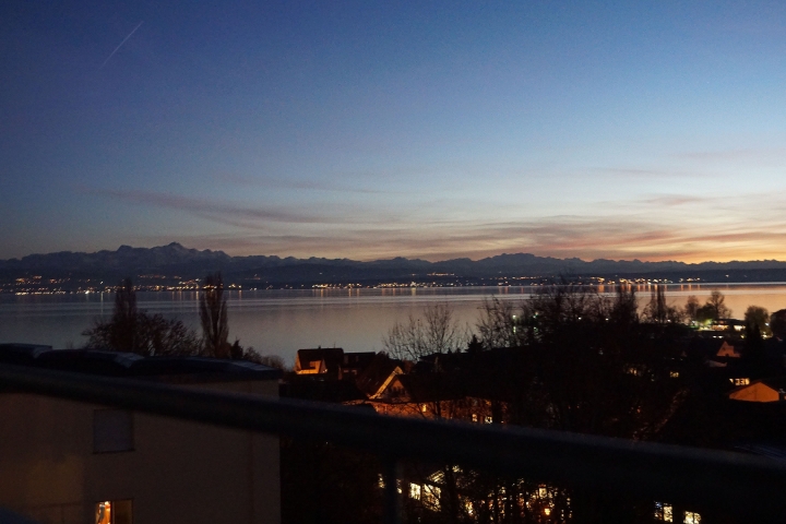 Abendstimmung bei Sonnenuntergang mit Blick auf den See und die Alpen
