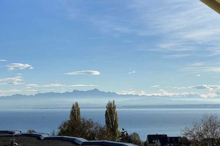 Phantastisch ist der Blick  auf den See und die Alpen - Richtung Süden