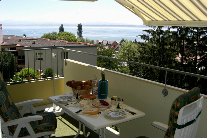 Sonniger Balkon mit einmalig schönem Panorama-See-/Alpenblick, Markise, Sonnenschirm ...