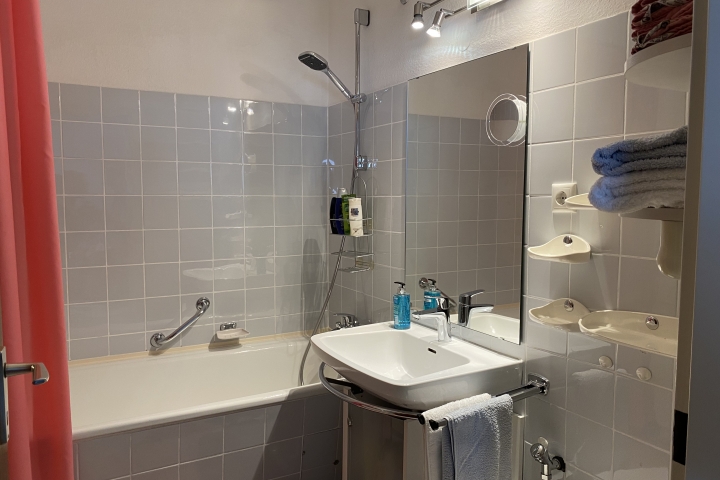 Möbliertes Bad mit Dusch-Badewanne, sep. WC