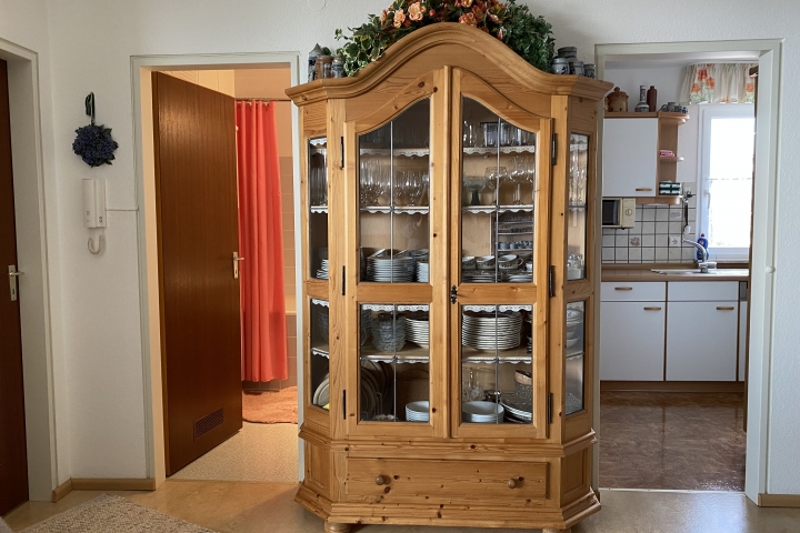 Geschmackvolle Vitrine, reich bestückt mit Geschirr und Gläsern