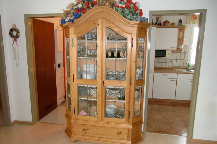 Geschmackvolle Vitrine - reich bestückt mit Geschirr und Gläsern