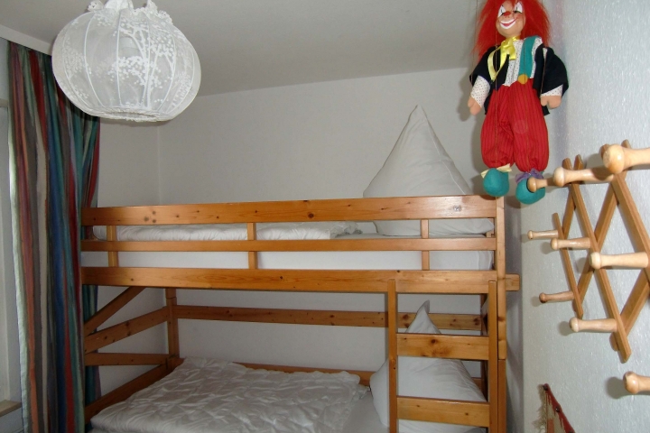 Schlafzimmer 2 - mit großem Etagenbett, auch für Erwachsene geeignet, 0,90 x 2 m Länge