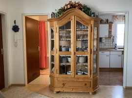 Geschmackvolle Vitrine, reich bestückt mit Geschirr und Gläsern