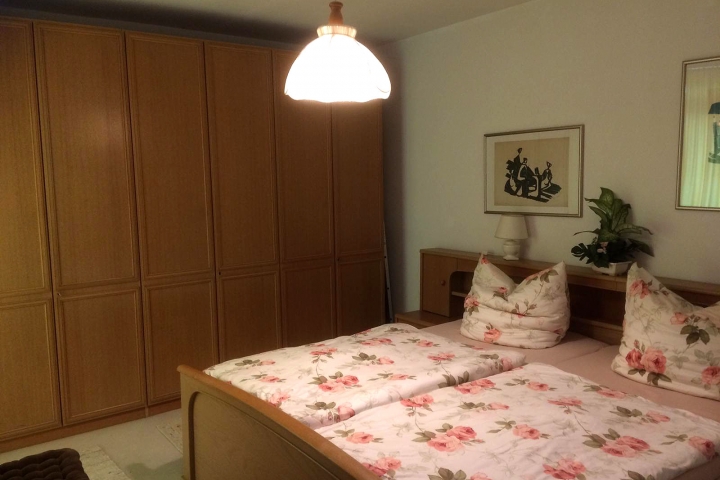 Schlafzimmer mit Zugang zum Balkon