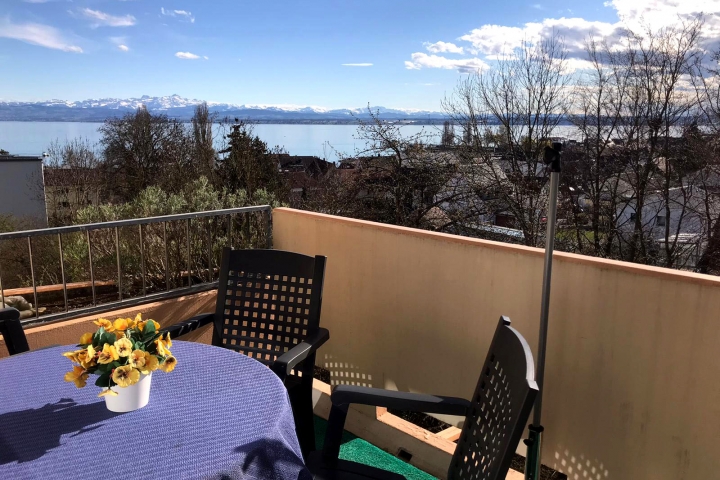 Herrlich ist der Blick vom sonnigen Balkon auf den See und die Alpen - Wohnung Grabsch