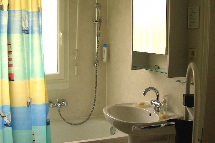 Tageslichtbad mit Duschbadewanne - separates WC