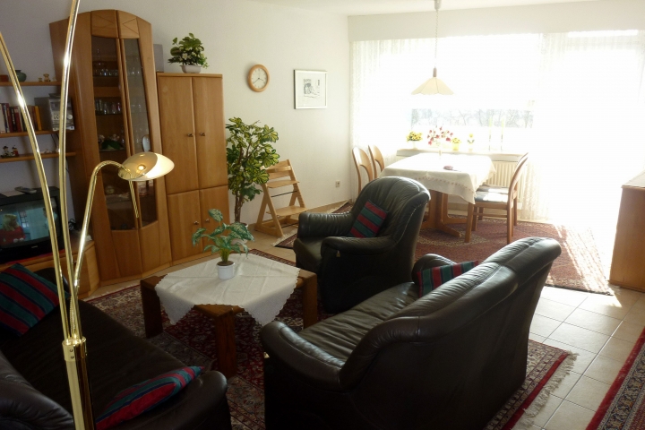 Blick ins helle Wohnzimmer