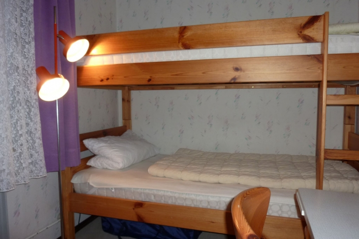 2. Schlafzimmer mit großem Etagenbett