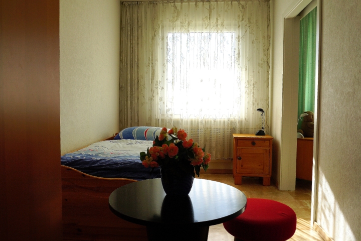 Schlafzimmer 2 - mit Einzelbett und Schiebetüre zum Schlafzimmer 3