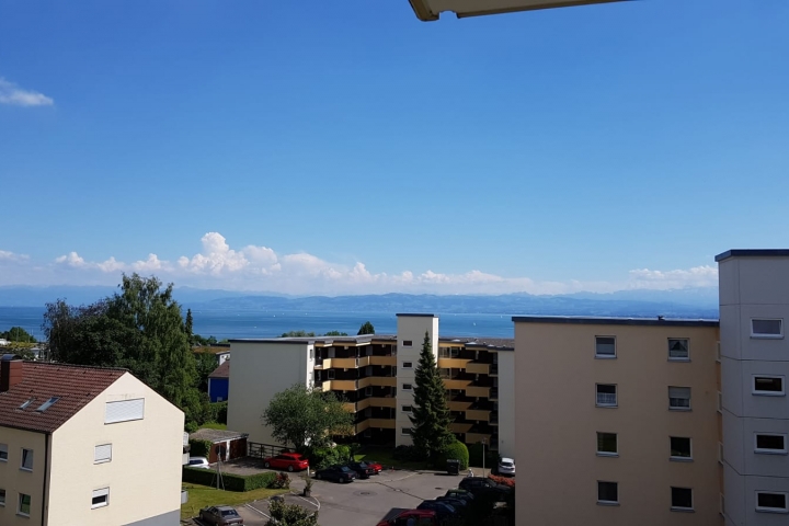 Umlaufender Balkon Richtung Süden und Südwesten - herrliche Aussicht zum Bodensee und Alpen