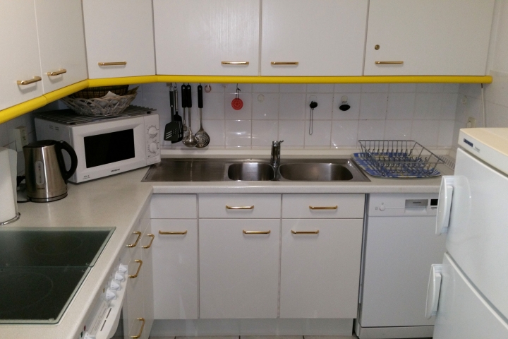 Separate, voll ausgestattete Küche mit Spülmaschine, Mikrowelle, Herd/Backofen, Kühl-Gefrierschrank