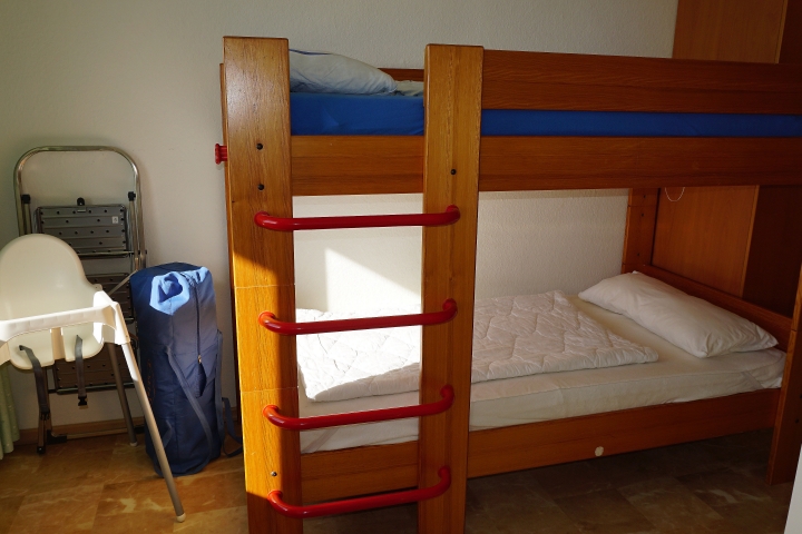 Schlafzimmer 3 - mit Etagenbett, Kinderhochstuhl und Kinder-Reisebett