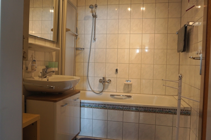 Badezimmer mit Duschbadewanne - sep. WC