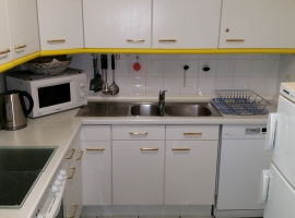 Separate, voll ausgestattete Küche mit Spülmaschine, Mikrowelle, Herd/Backofen, Kühl-Gefrierschrank