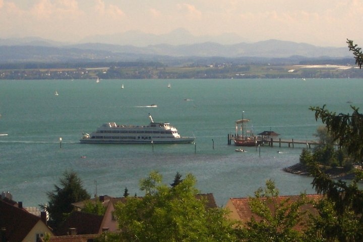 Landesteg mit Lädine und Schiff der Bodenseeflotte beim Anlegen