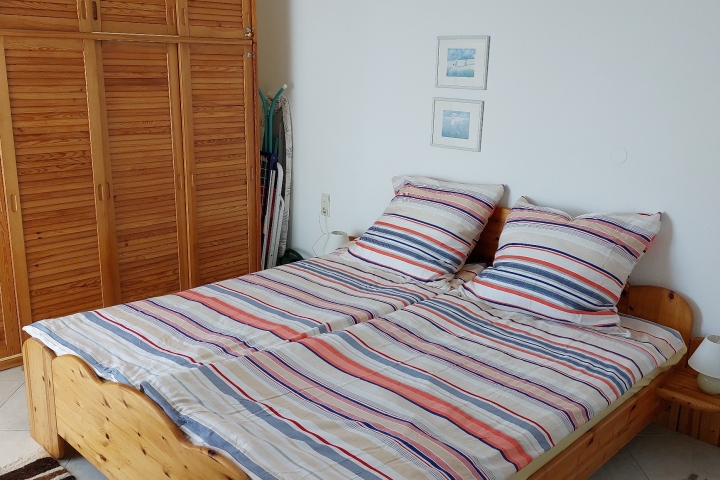 Schlafzimmer mit Zugang zum Balkon